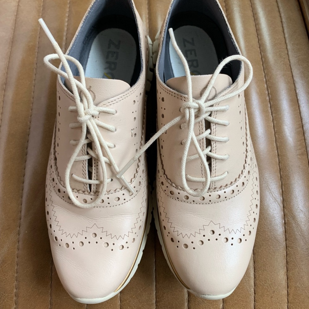 Oxford sneaker features a leather design with a wingtip toe polished style.